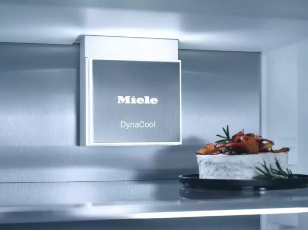 Встраиваемый холодильник Miele KFN 7774 C